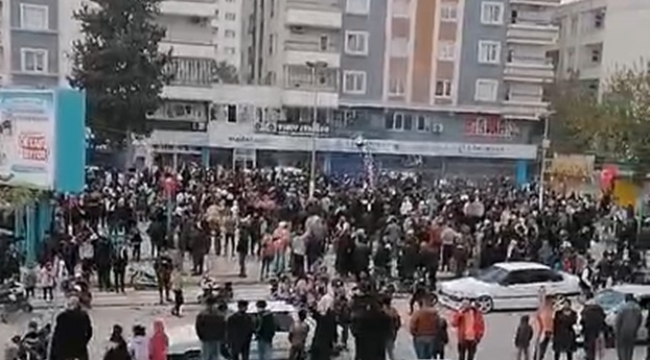 Şanlıurfa'daki Suriyeliler meydanlara döküldü