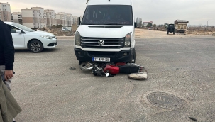 Viranşehir'de öğrenci servisi ile motosiklet çarpıştı: 1 yaralı