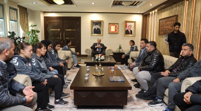 Başkan Gülpınar, Saldırıya Uğrayan Kadın Hentbolculara Sahip Çıktı 