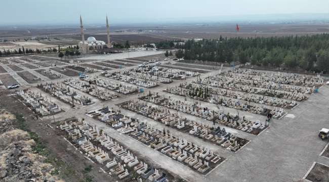 Büyükşehir Belediyesi'nden Mezarlıkta Ağaçlandırma Çalışması