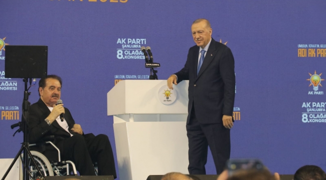 Cumhurbaşkanı Erdoğan, Tatlıses ile "Urfalıyam Ezelden" türküsünü söyledi