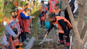 Minik eller geleceğe fidan diktiler