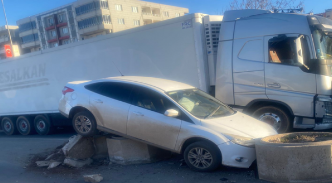 Şanlıurfa'da otomobil bariyerlere çarptı:  2 Yaralı