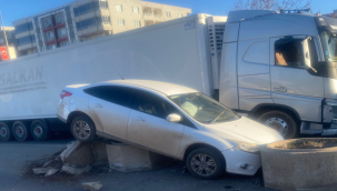 Şanlıurfa'da otomobil bariyerlere çarptı:  2 Yaralı