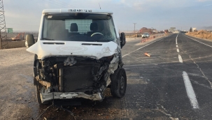 Şanlıurfa'da pikap ile tır çarpıştı
