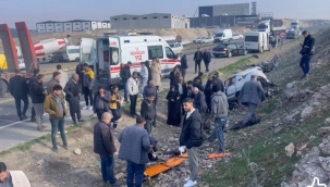 Suruç yolunda tır ile otomobil kafa kafaya çarpıştı: 1 ağır yaralı