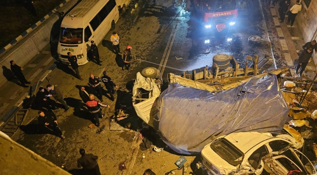 Birecik'te Kamyon ve Otomobil Üst Geçitten Düştü: 3 Ölü, 22 Yaralı