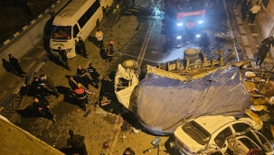 Birecik'te Kamyon ve Otomobil Üst Geçitten Düştü: 3 Ölü, 22 Yaralı