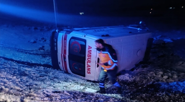 Şanlıurfa'da Ambulans Şarampole Devrildi: 3 Sağlıkçı Yaralandı