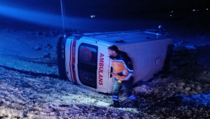 Şanlıurfa'da Ambulans Şarampole Devrildi: 3 Sağlıkçı Yaralandı