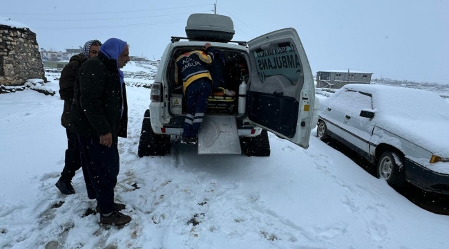 Şanlıurfa'da karla kapanan yolda hastalara paletli Ambulans ile ulaşıldı