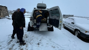 Şanlıurfa'da karla kapanan yolda hastalara paletli Ambulans ile ulaşıldı