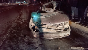 Şanlıurfa'da otomobil refüje çarptı, 1 ölü, 1 yaralı