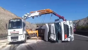 Şanlıurfa otobanında tır devrildi, 1 yaralı