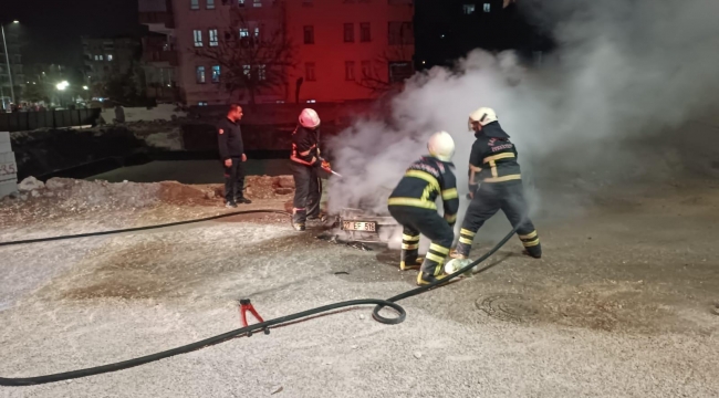 Haliliye'de park halindeki araç yandı