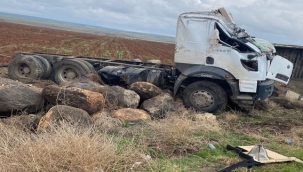 Hilvan'da kum yüklü kamyon devrildi, 1 ayarlı