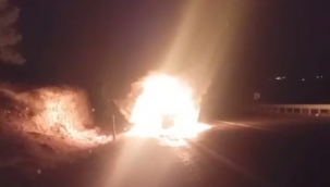 Şanlıurfa'da otomobil alev alev yandı