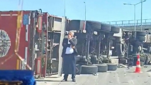 Suruç-Birecik Karayolunda Tır Devrildi 