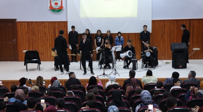 Ahmet Yesevi Gençlik Merkezi Kursiyerlerinden Kurtuluş Günü'ne Anlamlı Etkinlik