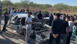 Birecik'te İki Otomobil Kafa Kafaya Çarpıştı: 2'si Ağır 5 Yaralı  