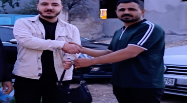 Şanlıurfa'da bulduğu çantayı sahibine teslim etti