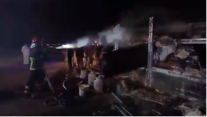 Şanlıurfa'da eşya yüklü kamyonet yandı