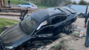 Şanlıurfa'da otomobil şarampole devrildi, 2 yaralı 