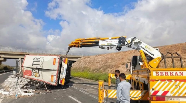 Şanlıurfa'da tır yola devrildi: 1 yaralı