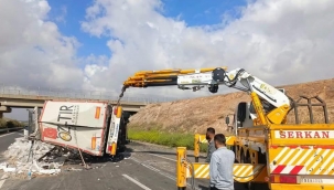 Şanlıurfa'da tır yola devrildi: 1 yaralı
