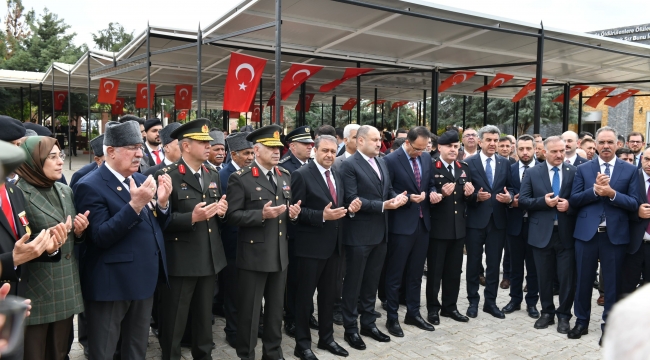 Vali Şıldak, Kurtuluşun 105'inci Yılında Çelenk Sunma Töreni'ne Katıldı