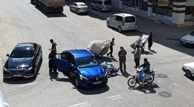 Birecik'te Motosiklet İle Otomobil Çarpıştı!