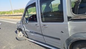 Birecik'te yolcu minibüsü ile ticari araç çarpıştı, 7 yaralı 