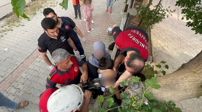 Karaköprü'de çocuğun kolu demir korkuluğu saplandı