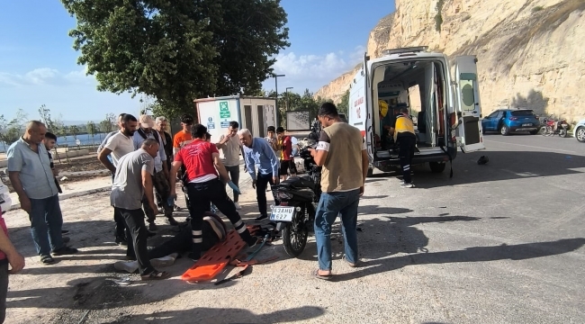 Şanlıurfa'da Otomobil ile Motosiklet Çarpıştı: 1'i Ağır, 2 Kişi Yaralandı