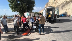 Şanlıurfa'da Otomobil ile Motosiklet Çarpıştı: 1'i Ağır, 2 Kişi Yaralandı