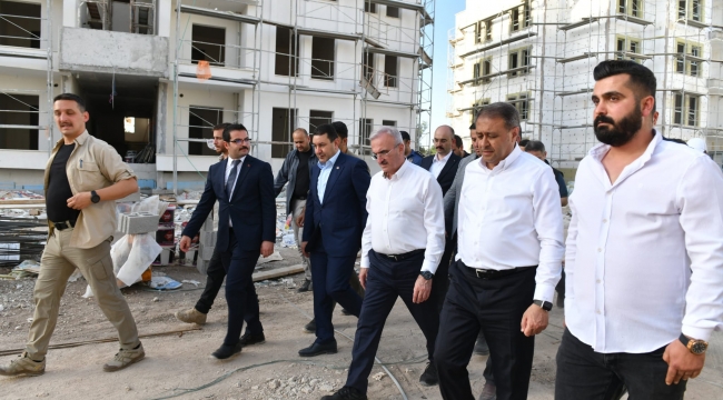 Vali Şıldak ve Bakan Yardımcısı Karaloğlu, Karaköprü ve Harran'da yapımı tamamlanan TOKİ konutlarını inceledi 