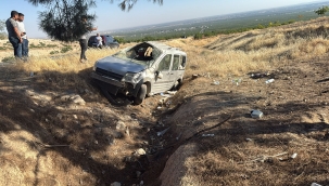 Halfeti Dönüşü :Araç Şarampole Yuvarlandı, 3 Kişi Yaralandı