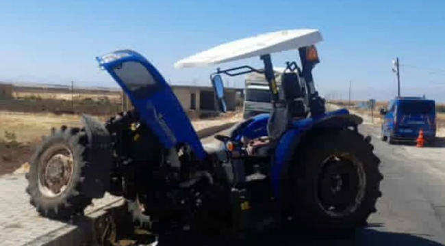 Hilvan'da Traktör Kazası: Yol Vermek İsterken İkiye Bölündü