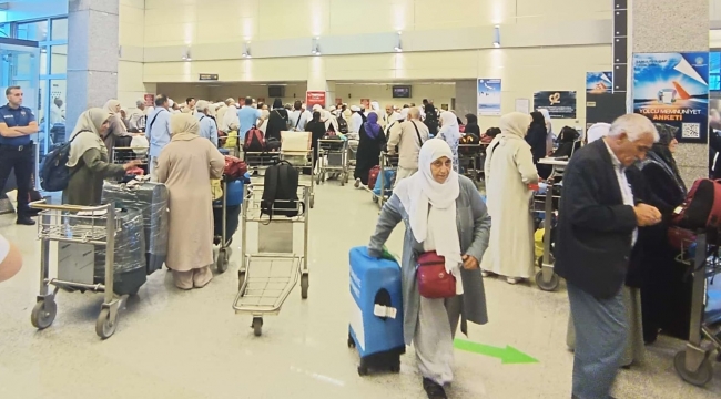 İlk Hac Kafilesi Yurda Döndü