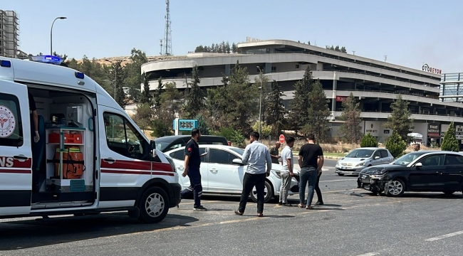 Sanayi Sitesi Yolu Tehlike Saçıyor: 2 Araç Çarpıştı, Yaralılar Var