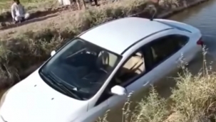 Şanlıurfa'da araç sulama kanalına düştü 