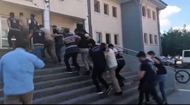 Şanlıurfa'da Göçmen Kaçakçılığına Darbe: 8 Şüpheli Gözaltına Alındı, 7'si Tutuklandı