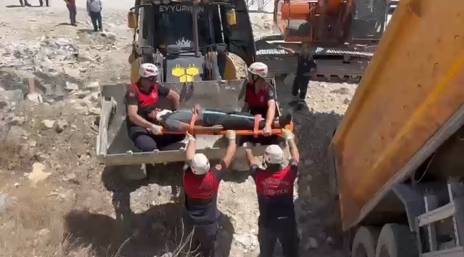 Şanlıurfa'da Hafriyat Kamyonu Şarampole Yuvarlandı: Sürücü Sıkıştı, Kepçeyle Kurtarıldı!