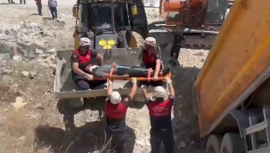 Şanlıurfa'da Hafriyat Kamyonu Şarampole Yuvarlandı: Sürücü Sıkıştı, Kepçeyle Kurtarıldı!