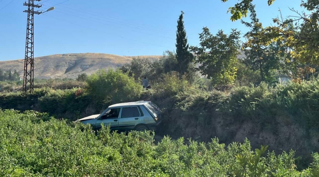 Birecik'te Otomobil Tarlaya Uçtu, 5 Yaralı