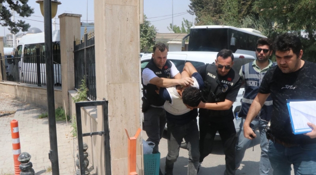 Eyyübiye'de Doktor Ve Görevliye Bıçaklayan Saldırgan Adliye'de