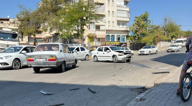 Haliliye'de İki Otomobil Kafa Kafaya Çarpıştı!