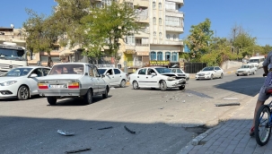 Haliliye'de İki Otomobil Kafa Kafaya Çarpıştı!