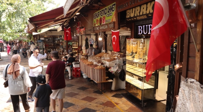 Şanlıurfa, Büyükşehir Belediyesinin Dağıttığı Bayraklarla Donatıldı