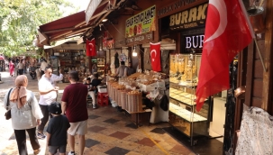 Şanlıurfa, Büyükşehir Belediyesinin Dağıttığı Bayraklarla Donatıldı